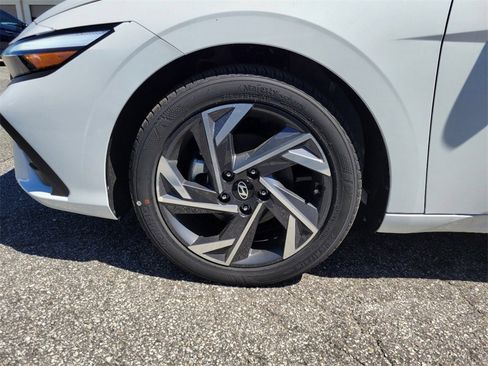 Used 2025 Hyundai Elantra Sport image 4