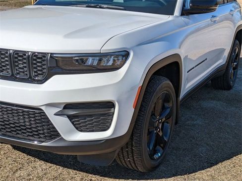 New 2025 Jeep Grand Cherokee Altitude image 5