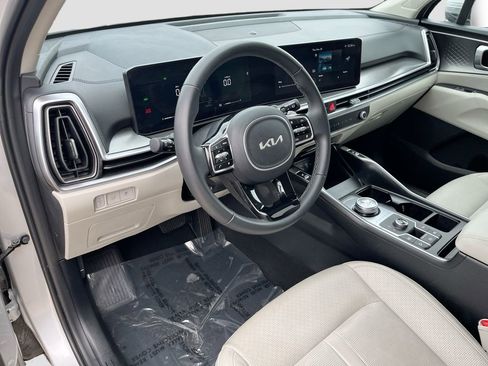 Certified 2025 Kia Sorento EX image 8