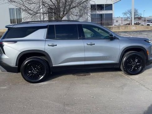 Used 2025 Chevrolet Traverse LT image 9