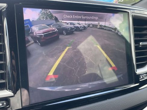 Used 2025 Chrysler Pacifica Select image 16