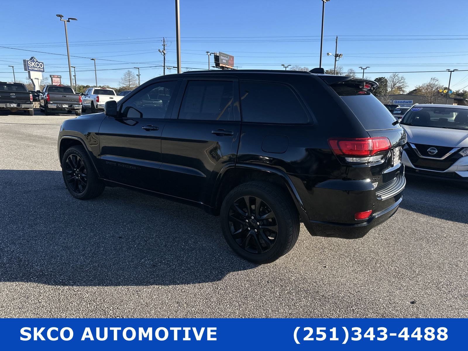 Used 2022 Jeep Grand Cherokee Laredo X AWD/4WD image 3