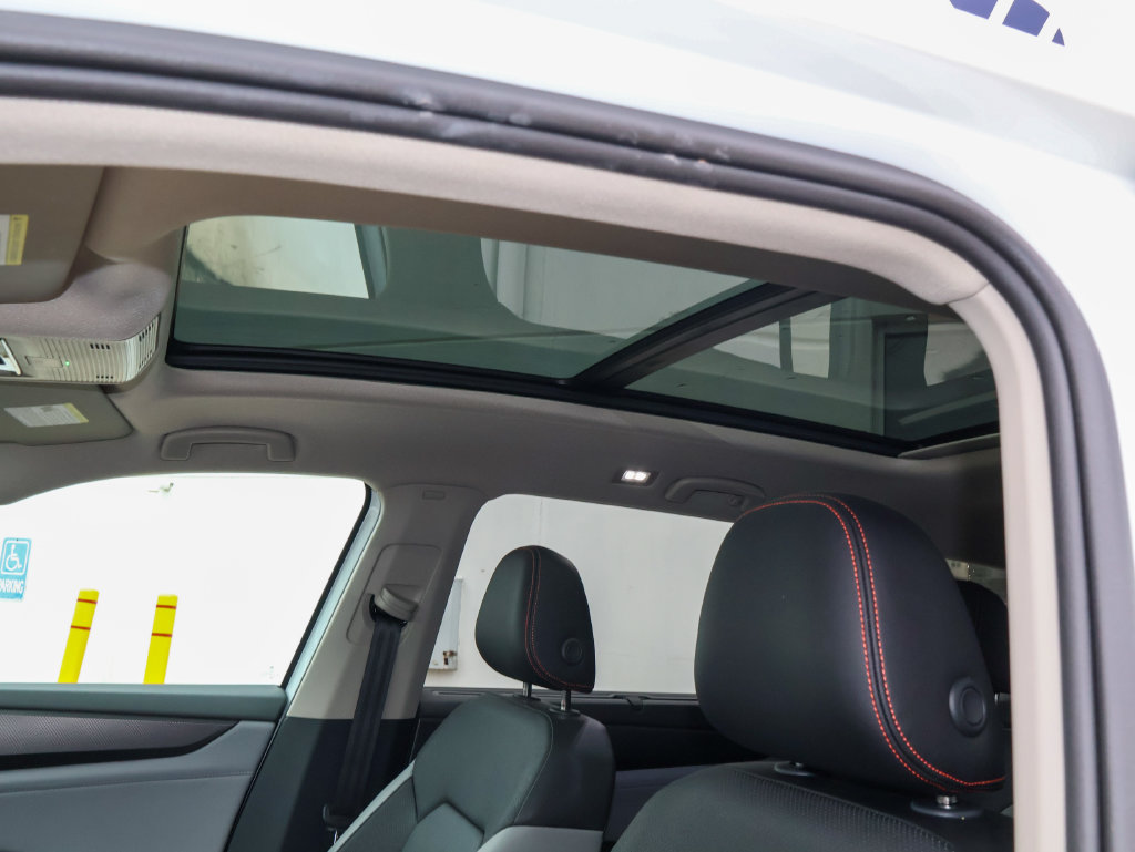 Used 2025 Volkswagen Atlas Peak Edition SE AWD/4WD image 13