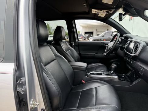 Used 2018 Toyota Tacoma TRD Off-Road image 31