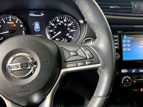 Used 2017 Nissan Rogue SV w/ SV Premium Package image 15