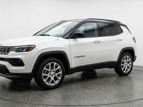 Used 2025 Jeep Compass Limited image 3