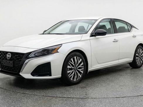 Used 2025 Nissan Altima 2.5 SV image 3