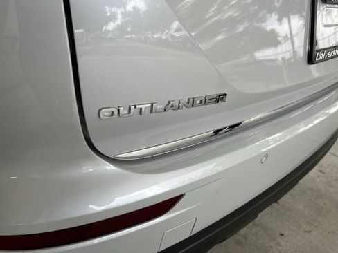 Used 2024 Mitsubishi Outlander ES image 16