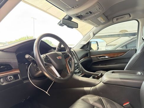 Used 2020 Cadillac Escalade 2WD image 7