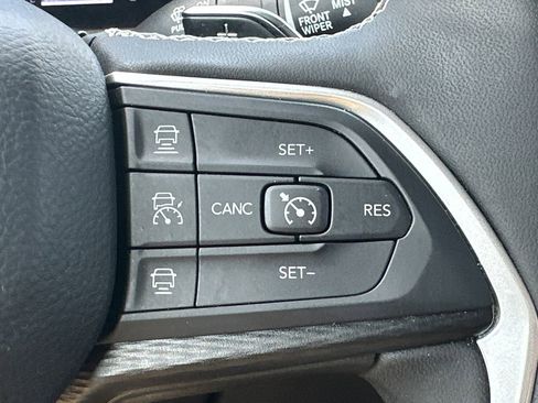 Used 2025 Jeep Grand Cherokee Altitude image 27