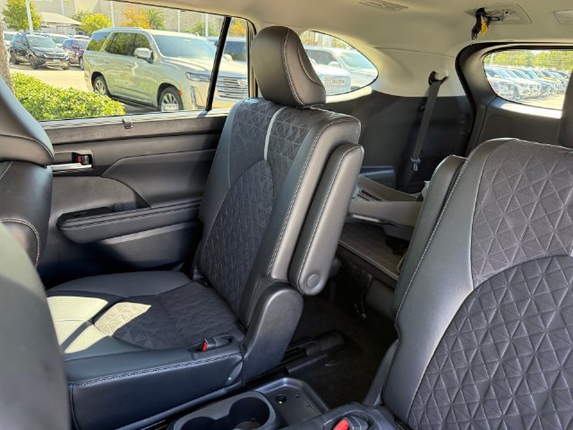 Used 2024 Toyota Highlander XLE FWD image 28
