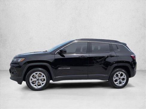 Used 2025 Jeep Compass Latitude AWD/4WD image 2