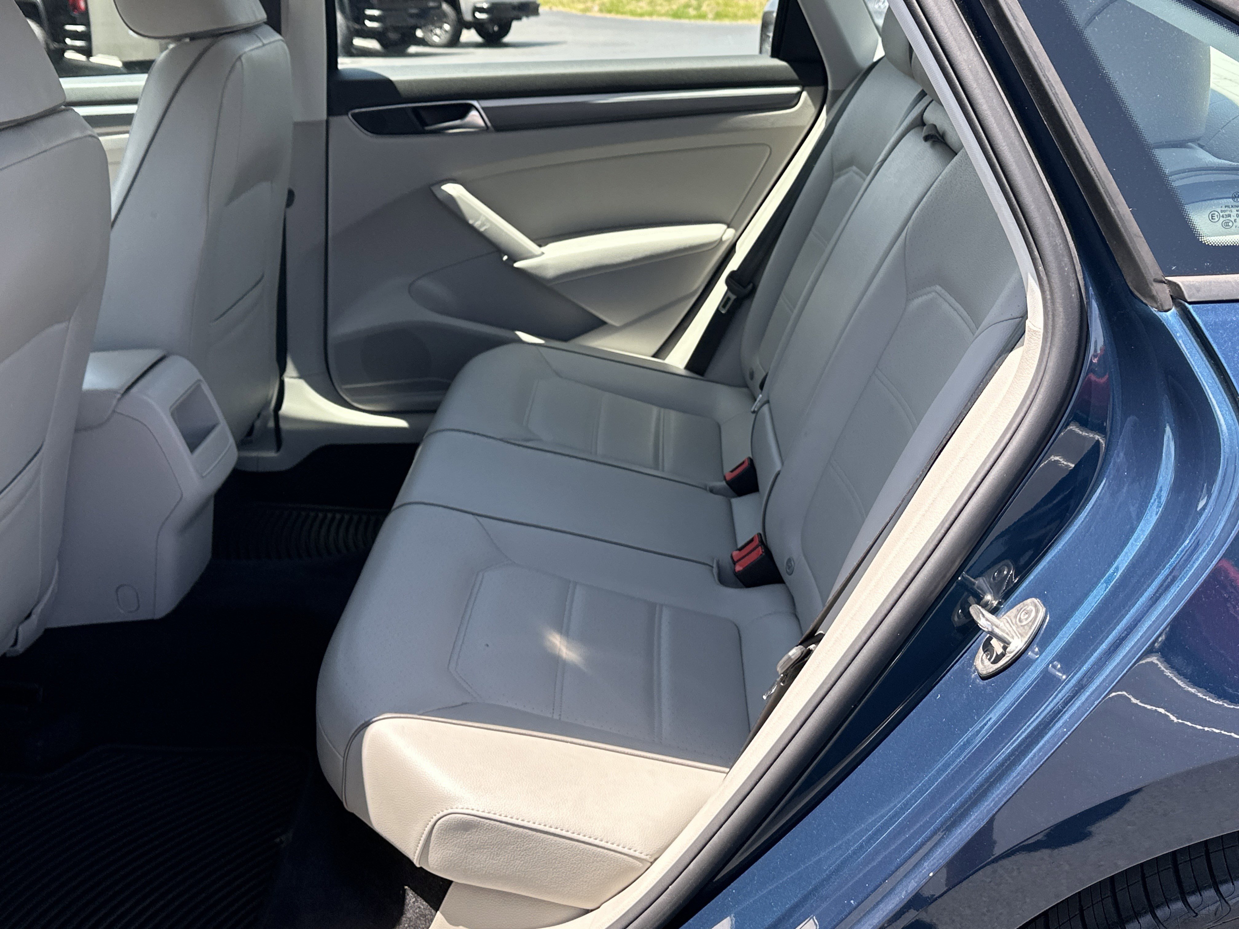 Used 2018 Volkswagen Passat 2.0T R-Line FWD image 15