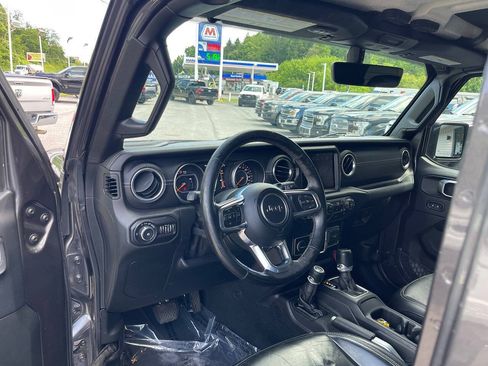 Used 2018 Jeep Wrangler Unlimited Sahara w/ Dual Top Group AWD/4WD image 16