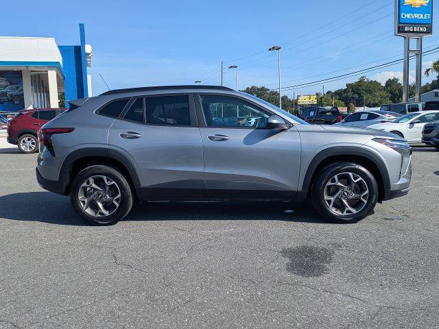 Certified 2025 Chevrolet Trax LT w/ Driver Confidence Package FWD image 3