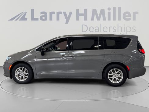 Used 2025 Chrysler Pacifica Select FWD image 2