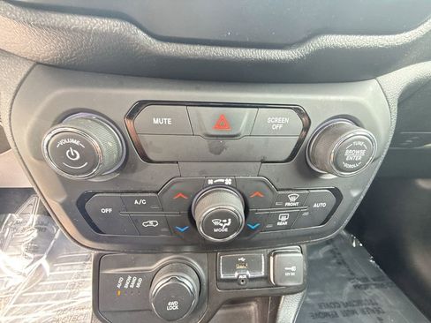 Used 2020 Jeep Renegade Latitude w/ Cold Weather Group AWD/4WD image 17