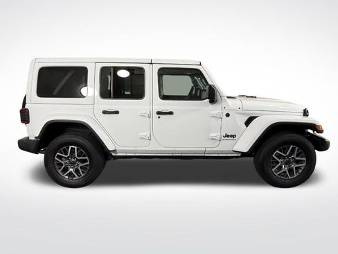 Used 2025 Jeep Wrangler Unlimited Sahara AWD/4WD image 3