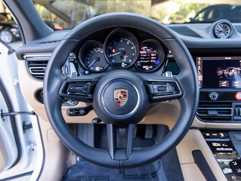 Certified 2025 Porsche Macan image 32