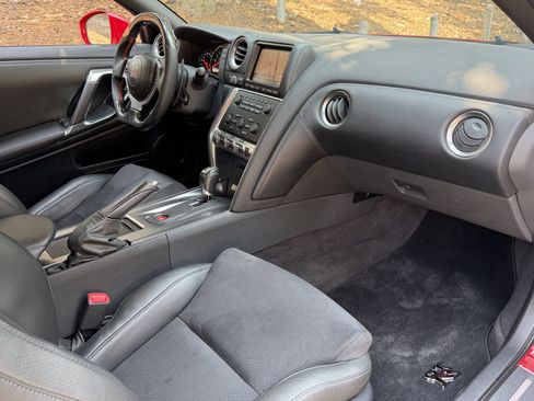 Used 2010 Nissan GT-R Premium AWD/4WD image 37