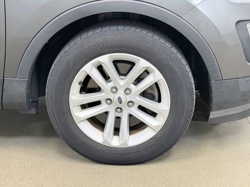 Used 2017 Ford Explorer XLT w/ Equipment Group 202A FWD image 4