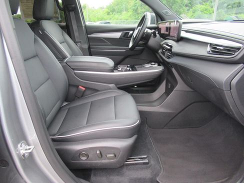 Used 2025 Buick Enclave Preferred w/ Power Package FWD image 10