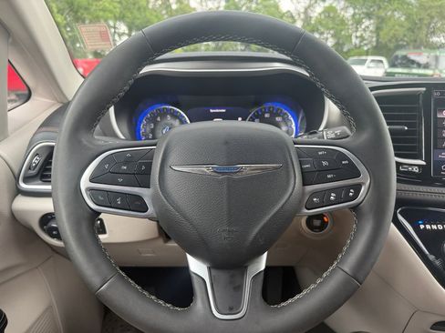 Used 2024 Chrysler Pacifica Touring-L FWD image 20