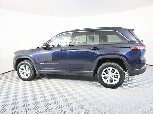 Used 2023 Jeep Grand Cherokee Limited image 3