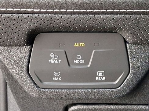 Used 2025 Volkswagen Atlas SE image 23