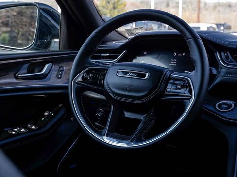 Used 2022 Jeep Grand Cherokee Overland AWD/4WD image 18