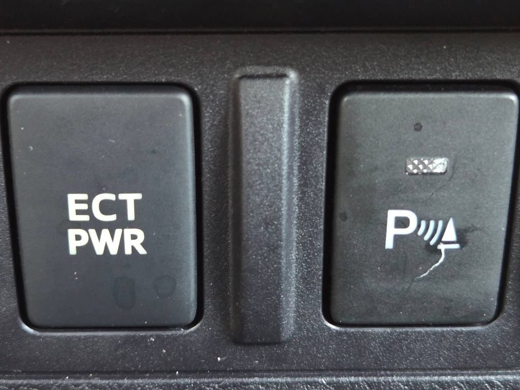 Used 2016 Toyota Tacoma Limited w/ Towing Package AWD/4WD image 10