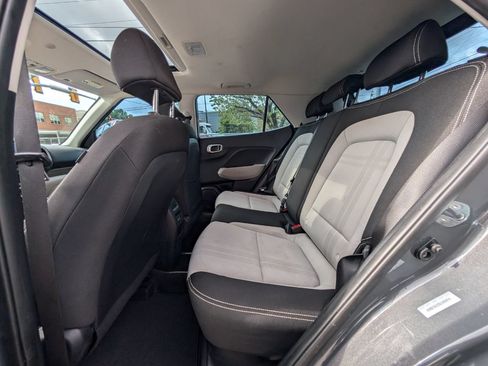 Used 2025 Hyundai Venue SEL FWD image 17