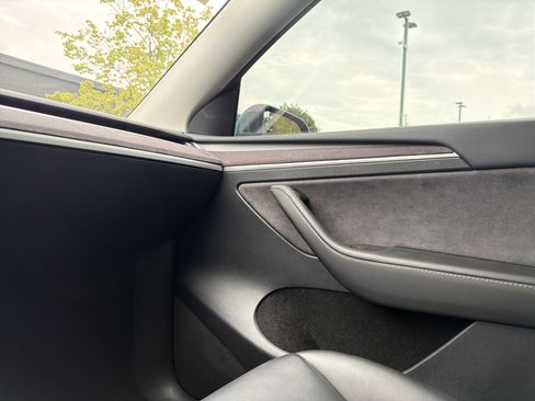 Used 2023 Tesla Model Y Long Range AWD/4WD image 22