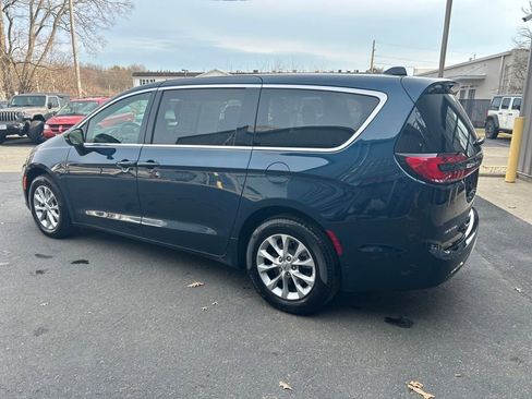 Used 2025 Chrysler Pacifica Select image 6