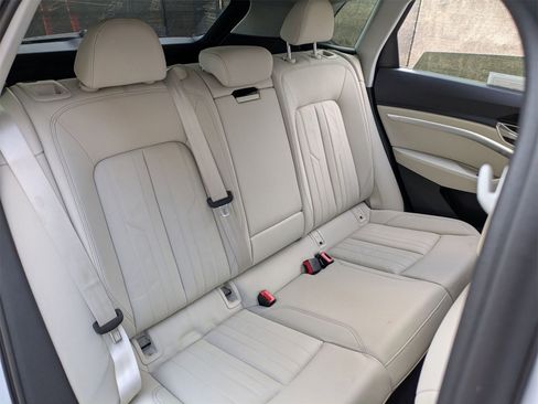 Used 2024 Audi Q8 e-tron Premium image 29