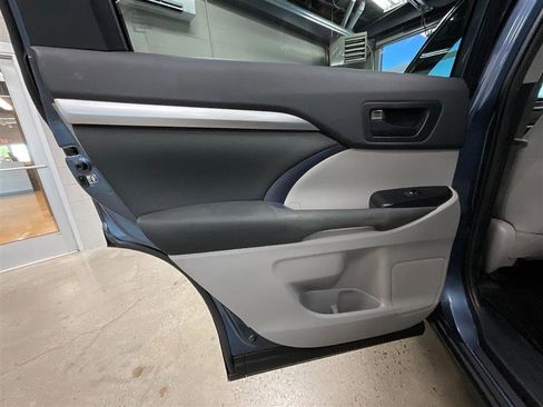 Used 2019 Toyota Highlander LE image 17