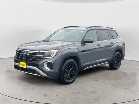 New 2026 Volkswagen Atlas Peak Edition image 2