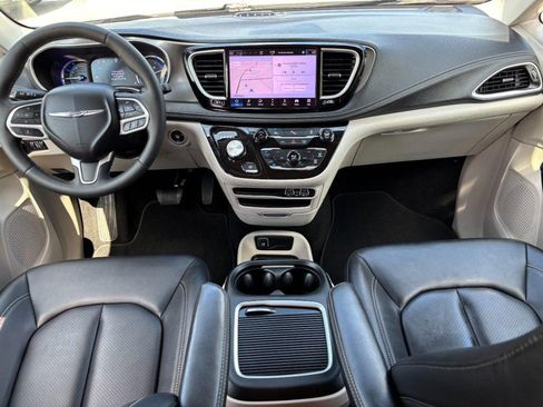 Used 2024 Chrysler Pacifica Limited FWD image 14