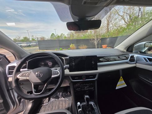 New 2026 Volkswagen Taos SE FWD image 15