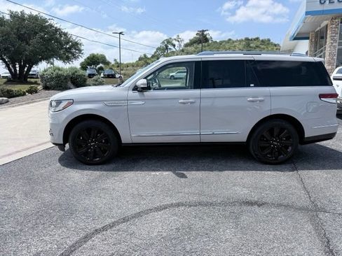 Used 2024 Lincoln Navigator Reserve AWD/4WD image 10