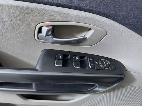 Used 2019 Kia Sedona LX image 17