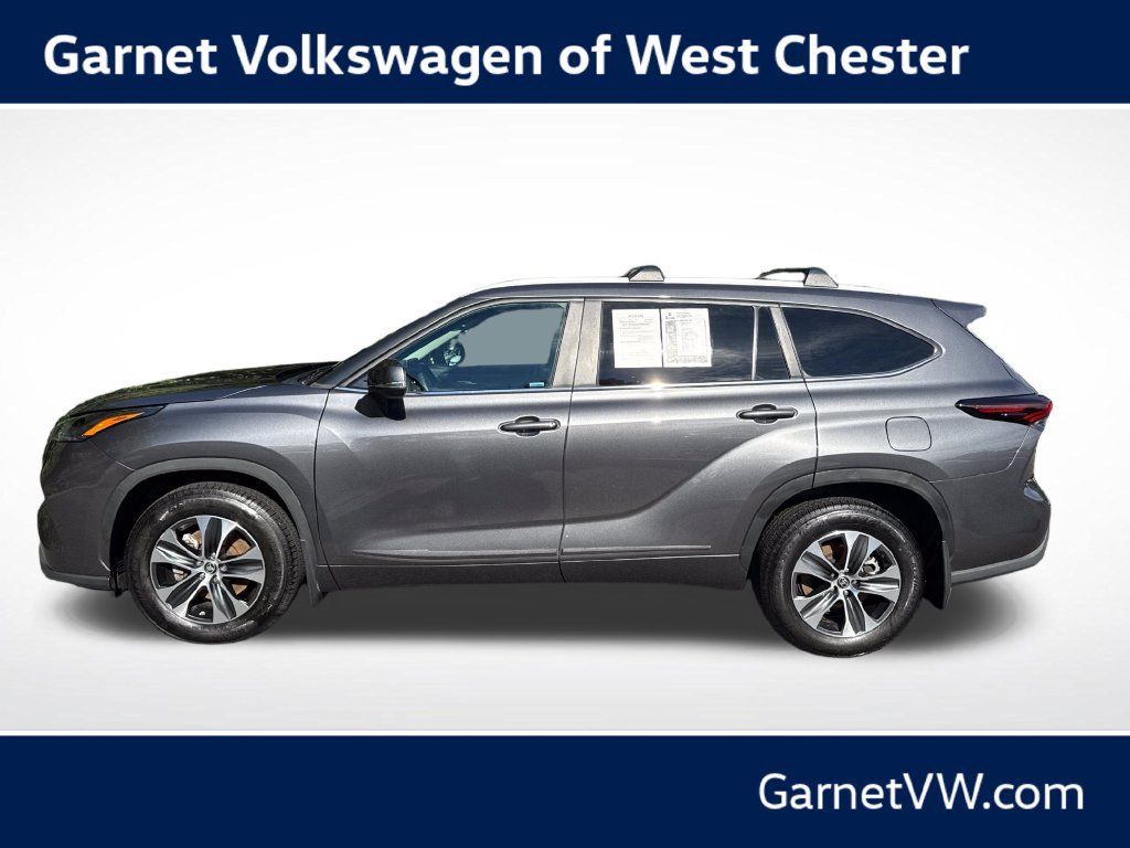 Used 2024 Toyota Highlander XLE AWD/4WD image 2