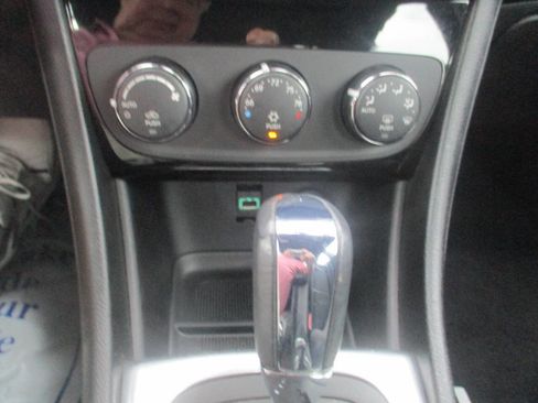 Used 2013 Chrysler 200 Touring FWD image 19