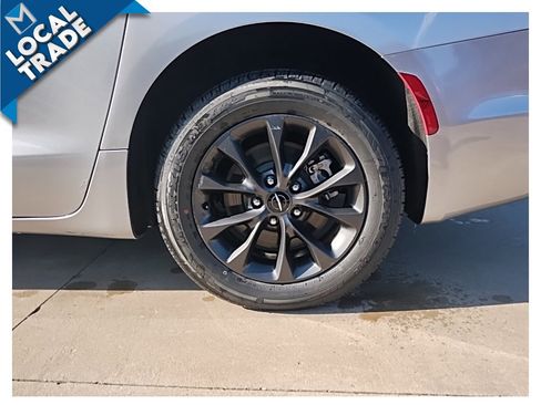 Used 2021 Chrysler Pacifica Limited w/ S Appearance Package image 17