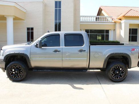 Used 2013 GMC Sierra 2500 Denali w/ Suspension Package, Off-Road AWD/4WD image 10