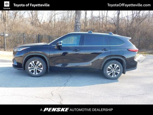 Used 2022 Toyota Highlander XLE image 2
