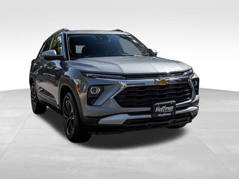 Used 2025 Chevrolet TrailBlazer LT w/ Driver Confidence Package AWD/4WD image 2