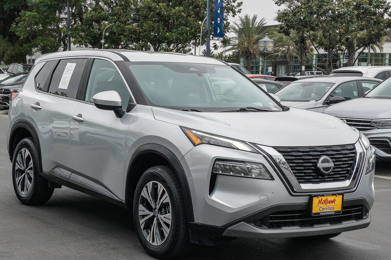 Used 2023 Nissan Rogue SV FWD image 3