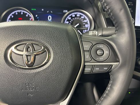 Used 2022 Toyota Camry XLE image 19