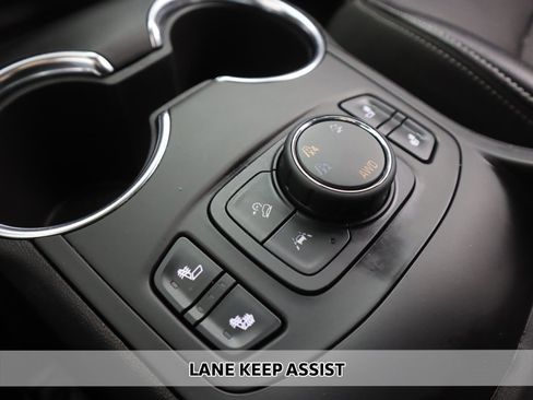 Used 2024 GMC Terrain SLT image 3